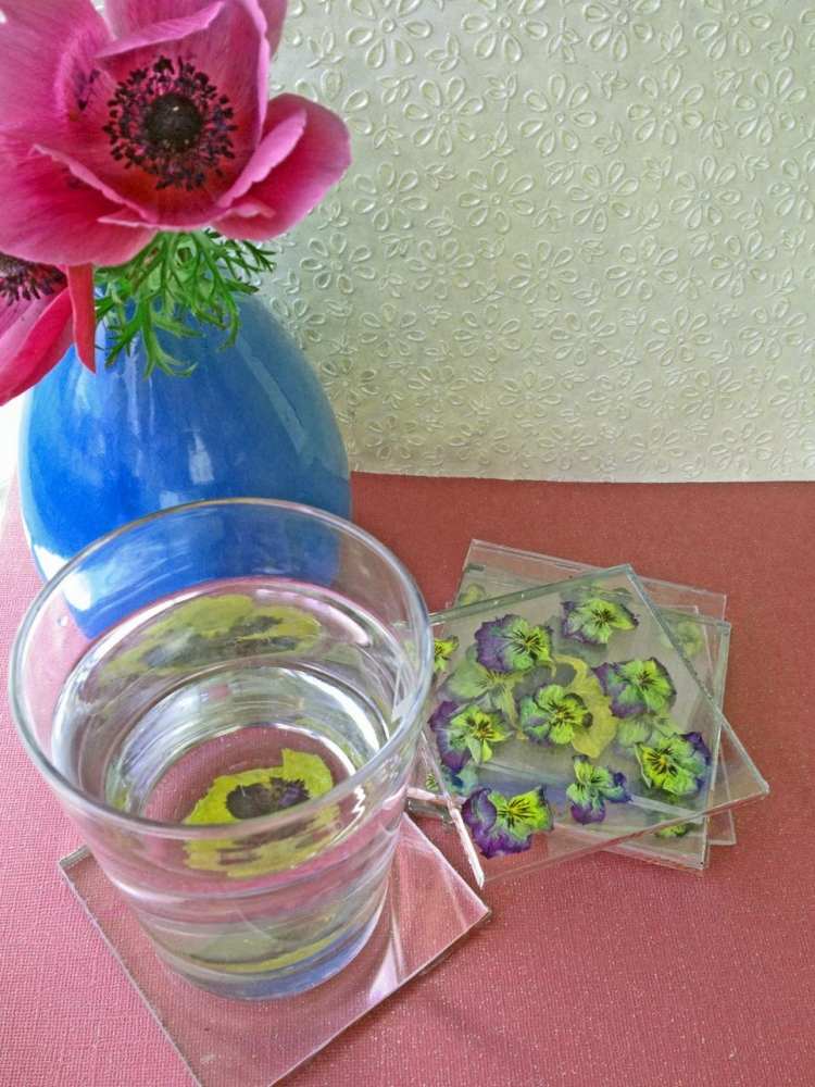 Muttertagsgeschenke-basteln-trockene-Blumen-Tassenuntersetzer