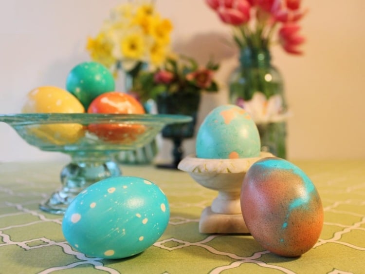Osterbasteln-mit-Kindern-marmorierte-Ostereier-färben