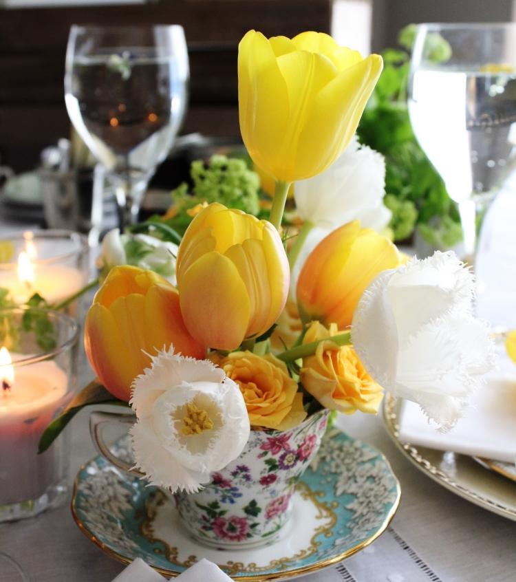Osterbrunch-Ideen-Tulpen-Tisch-Teetasse