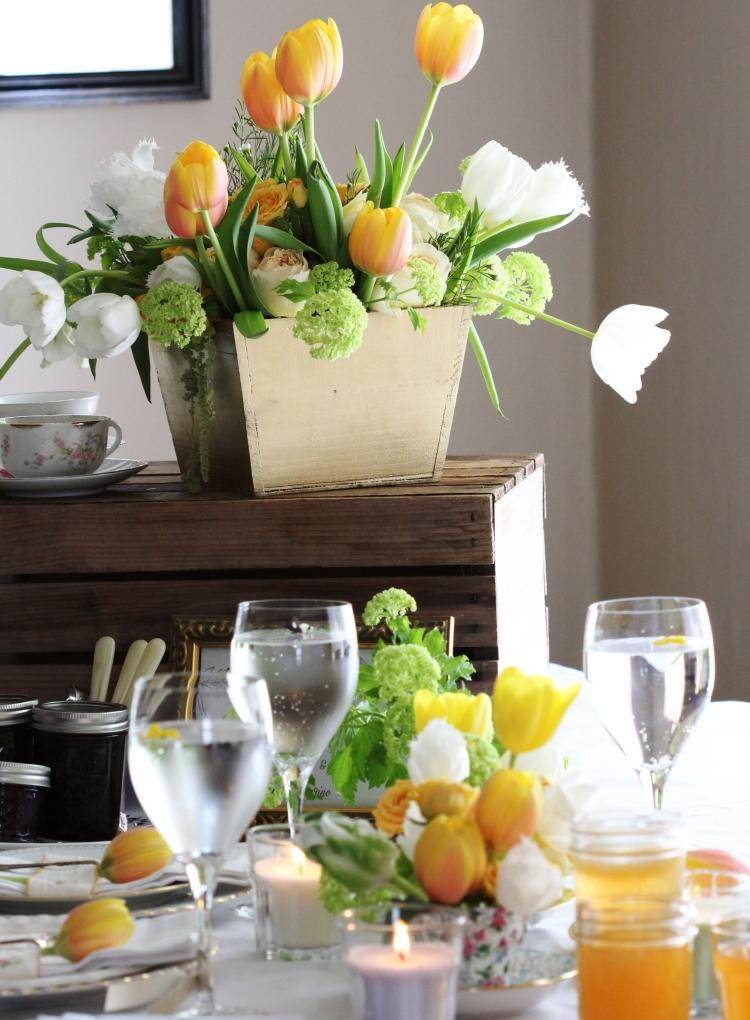 Osterbrunch-Ideen-frische-Tulpen-Tisch-servieren
