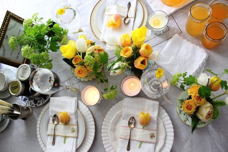 Osterbrunch-Ideen-fröhliche-Tischdeko-gelb-Tisch-arrangieren