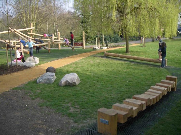 Park-im-grünen-Kinder-Wiese-Holz