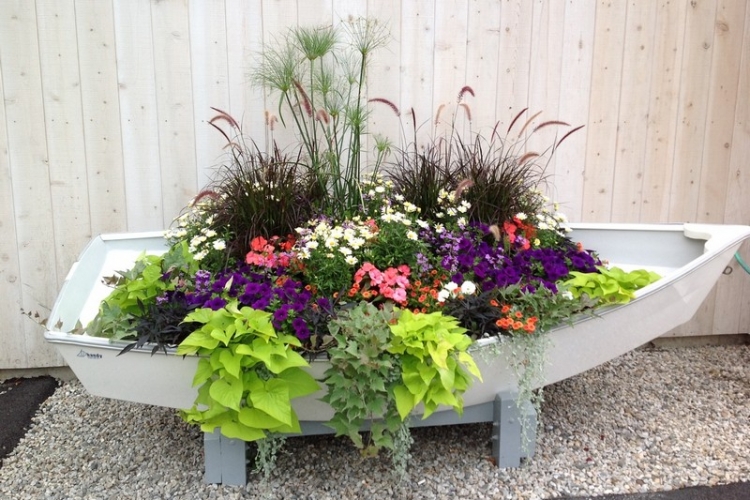 Pflanzgefäße im Garten