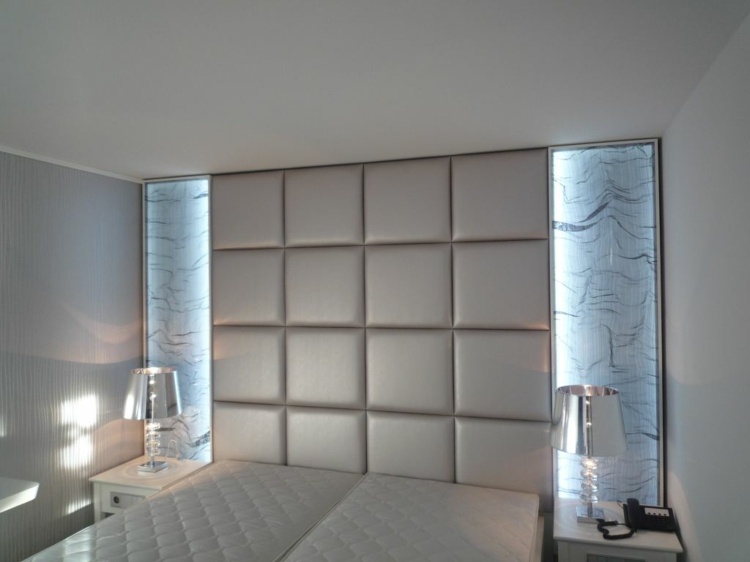 Schlafzimmer-Paneele-mit-quadratischen-und-wellenförmigen-Formaten