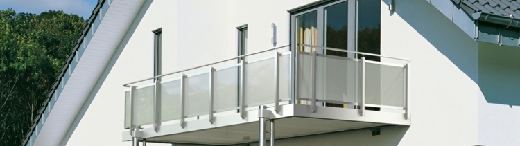 Schüco-zeitloses-Design-Balkon-mit-Glas