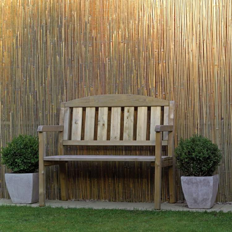 Sichtschutz-aus-Bambus-im-Garten