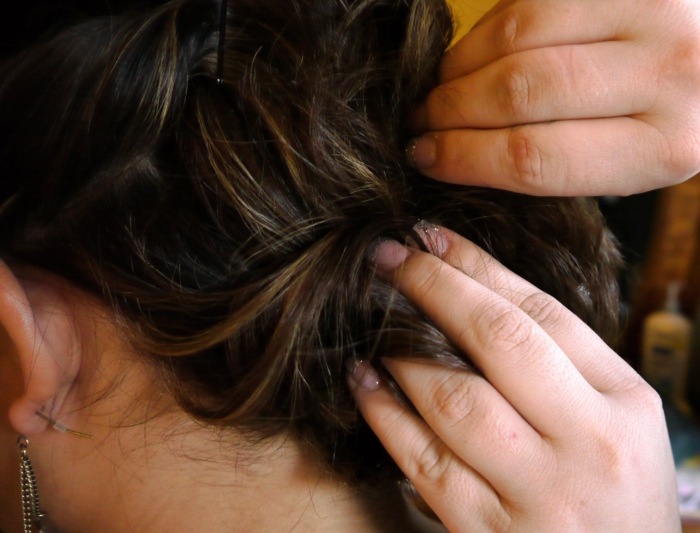 Sommer-Frisur-Boho-Twist-Haarpartie-mit-Haarklemmen-fixieren