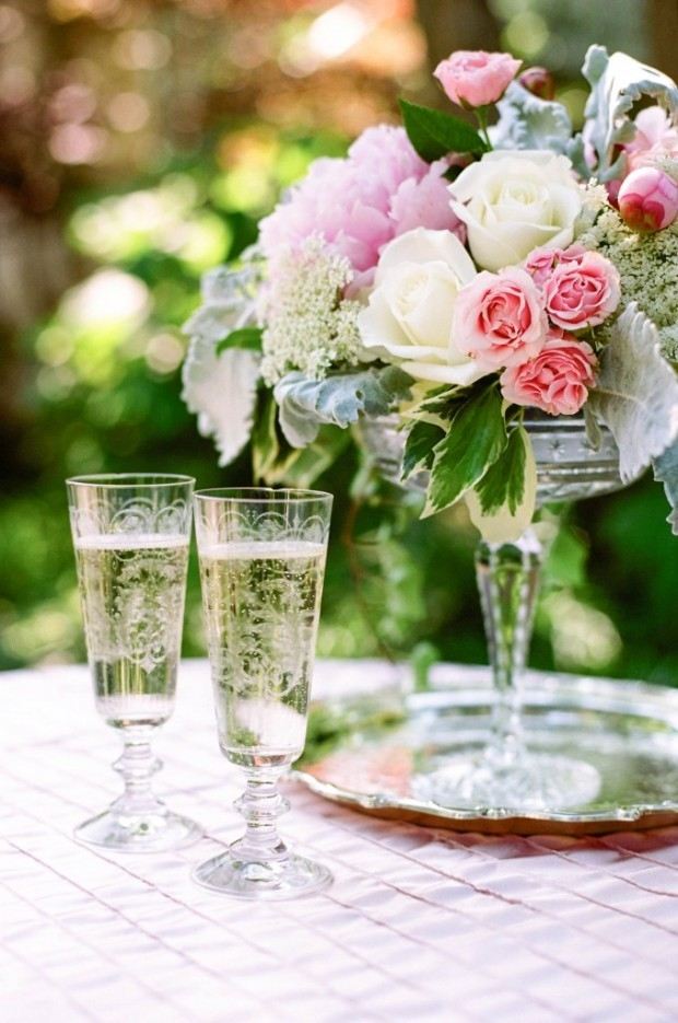 Sommer-Hochzeit-im-Garten-romantische-Blumendekoration-Rosen-Strauß