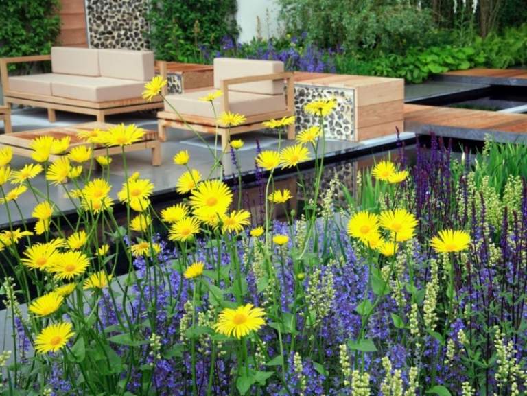 Terrasse-Balkon-Blumen-Ideen-Echtholzmöbel