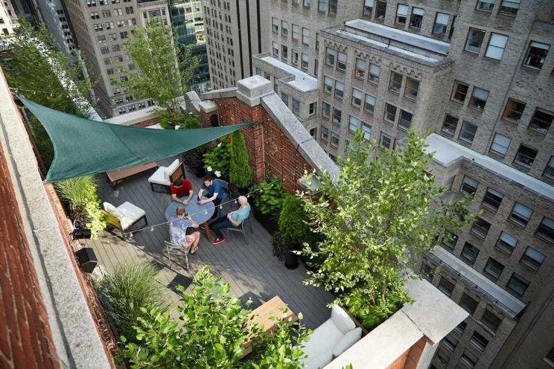 Terrasse-Balkon-gestalten-Ideen-grüne-lauschige-Pflanzen