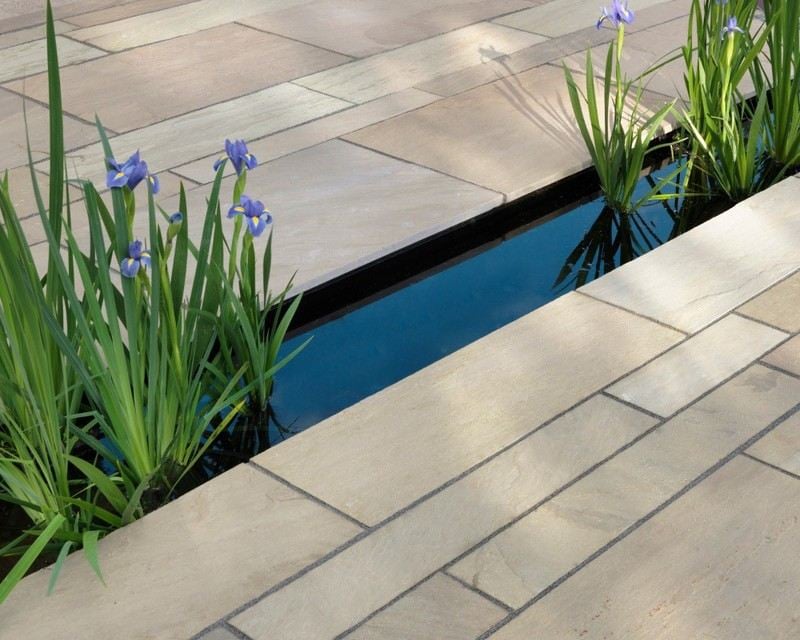 Terrassenplatten-Naturstein-klein-Gartenteich-Wasserpflanzen