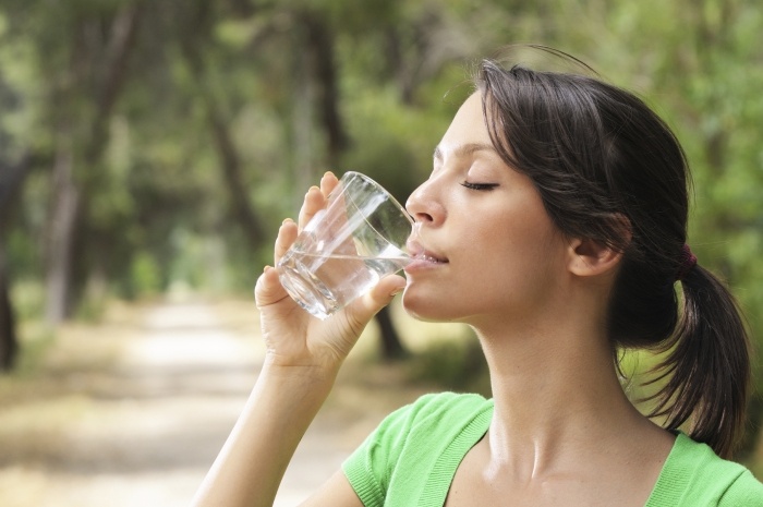Tipps-zur-Körperentgiftung-Quellwasser-trinken-detox-programm