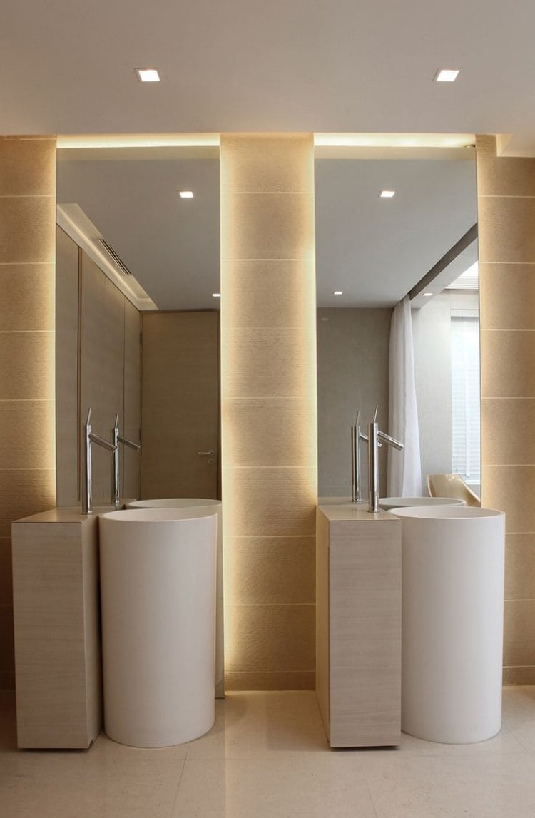 Wandbeleuchtung-ideen-bad-indirekt-raumhohe-spiegel-saulenwaschbecken