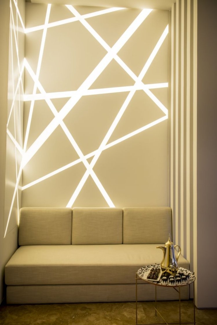 Wandbeleuchtung-ideen-led-wandpaneele-linien-beige-sofa