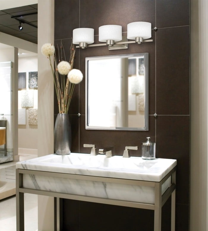 badezimmer-beleuchtung-chromiert-lampenschirm-marmor-stand-waschbecken