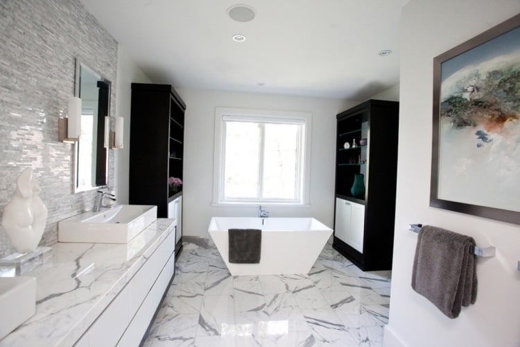 badezimmer-marmor-bodenfliesen-badewanne