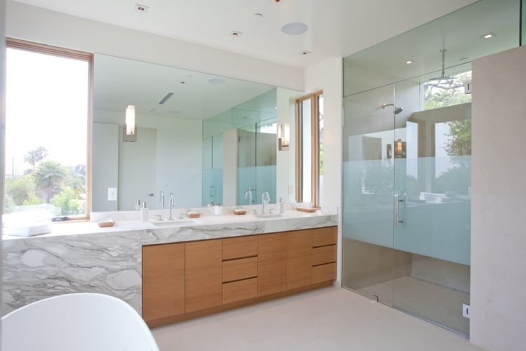 badezimmer-marmor-tischplatte-holz-waschtischunterschrank