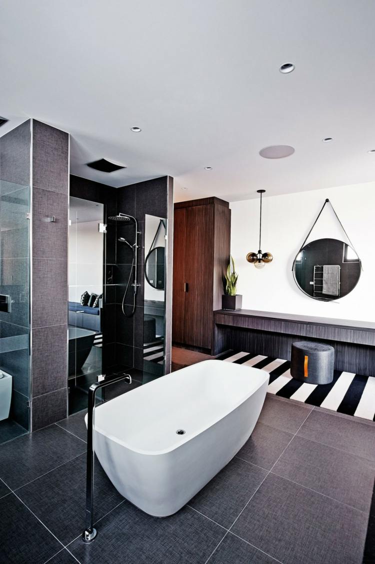 badezimmer schlafzimmer freistehende badewanne design idee streifen grau
