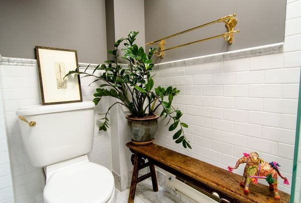 badezimmer-toilette-design-ideen-messing-handtuchhalter-rustikale-sitzbank
