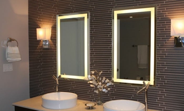 badspiegel mit beleuchtung rahmen waschbecken fliesen braun