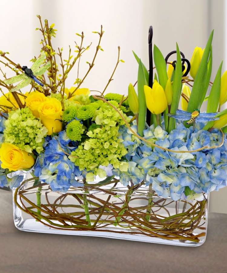 bastelideen-zu-ostern-2015-blumen-arrangement-tulpen-gelb-blau-grau-wurzeln