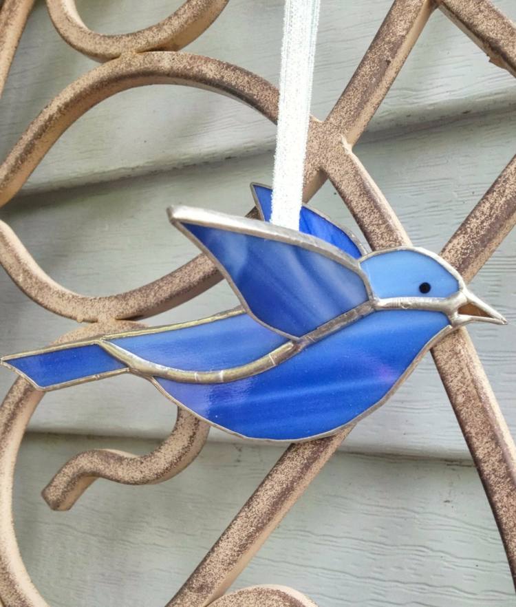 blauer-Vogel-an-der-Tür-aufhängen