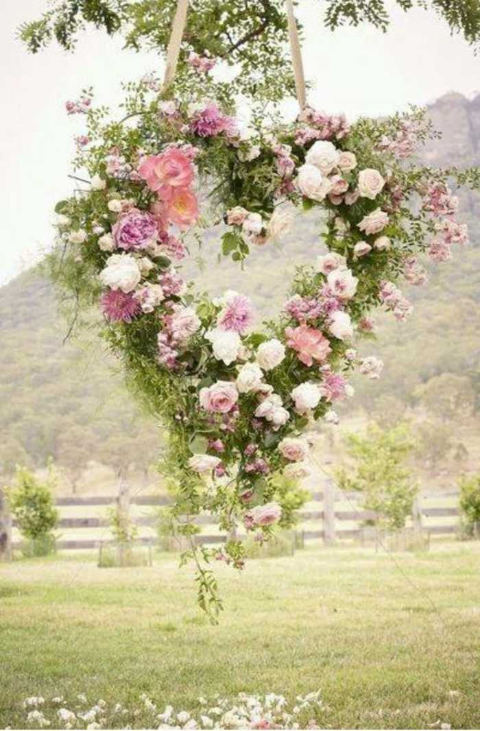 blumenarrangement brautparty rosen herz hängen garten romantische dekoration