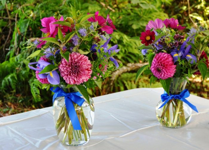 blumenstrauß iris blau chrysanthemen vase glas tisch dekorieren oster