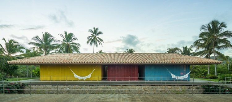 buntes haus haengematten entspannung brasilianisches design architektur