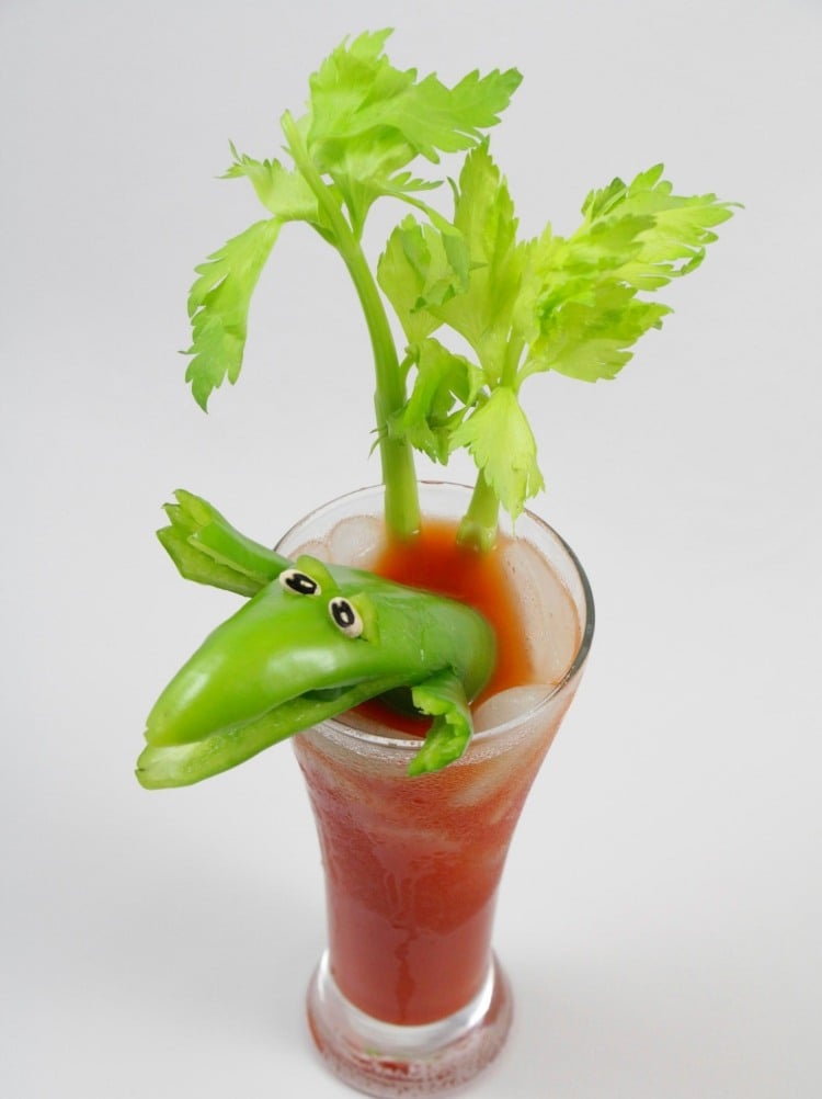 cocktaildekoration-idee-Bloody-Mary-krokodil-gruene-paprikaschote