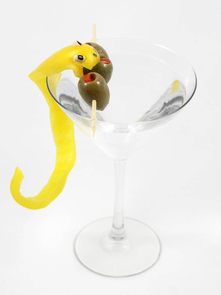 cocktaildekoration-idee-martini-schlange-gelbe-paprikaschote