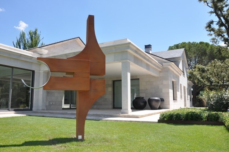 cortenstahl-skulptur-abstrakt-moderner-garten-ideen-