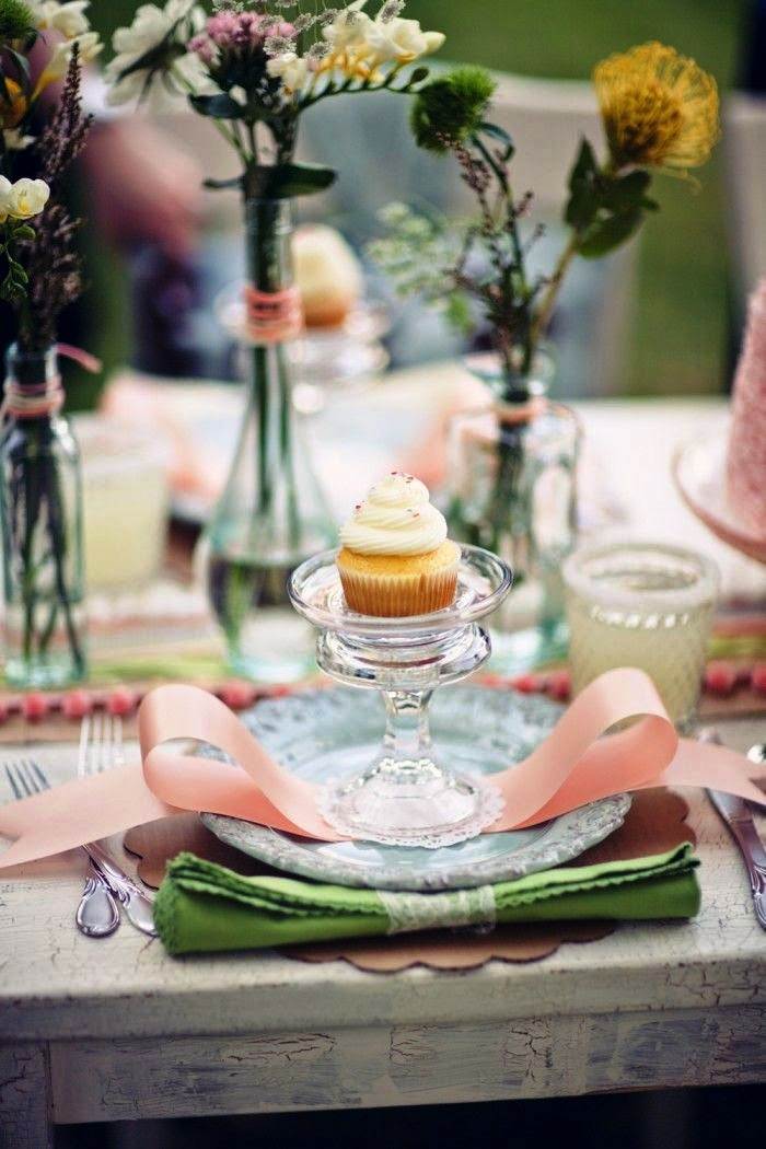 cupcake tischdeko teller edel geschirr frühlingsblumen vintage
