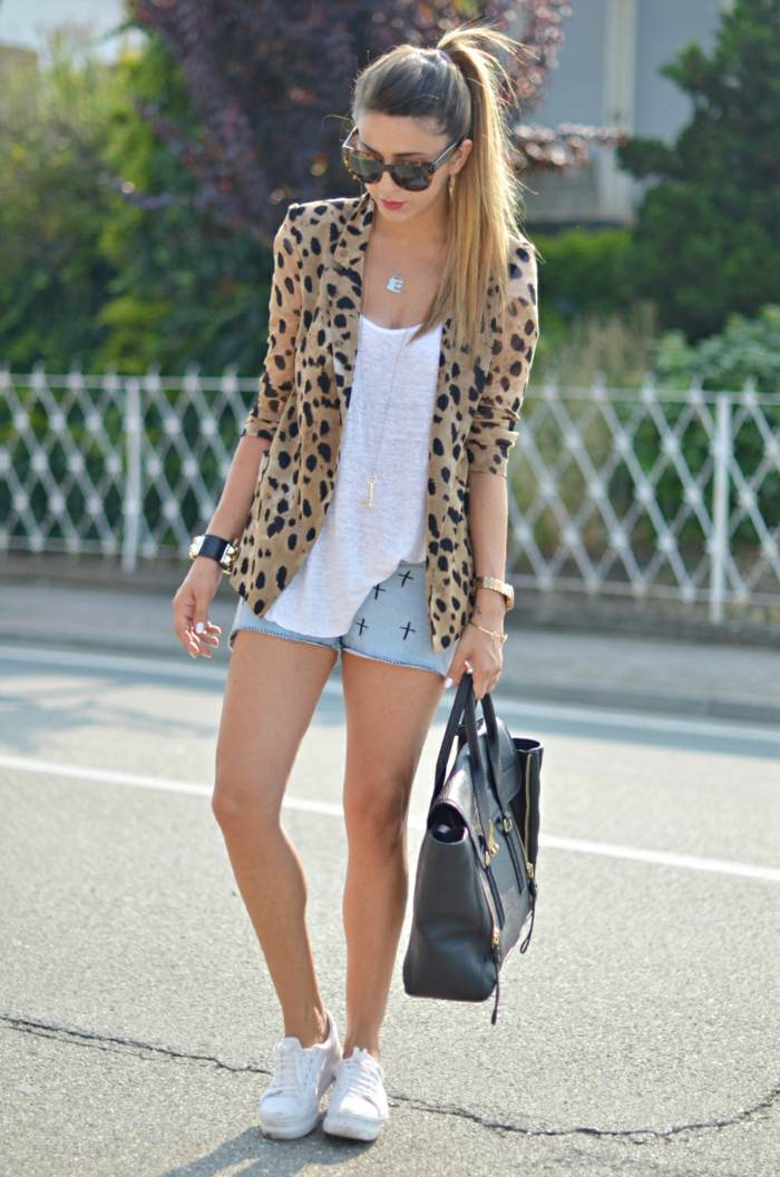 damen mode street style kurze jeanshose bluse leopardenmuster transparent
