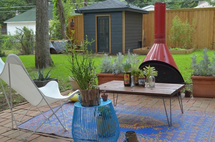 deko-outdoor-bereich-teppich-laeufer-blau-ornamente-pflaster-garten-grill