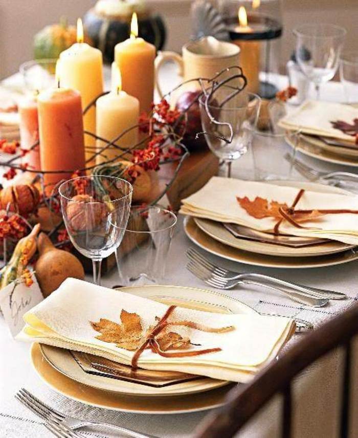 dekoration hochzeitstisch herbstlich blätter kerzen thanksgiving idee