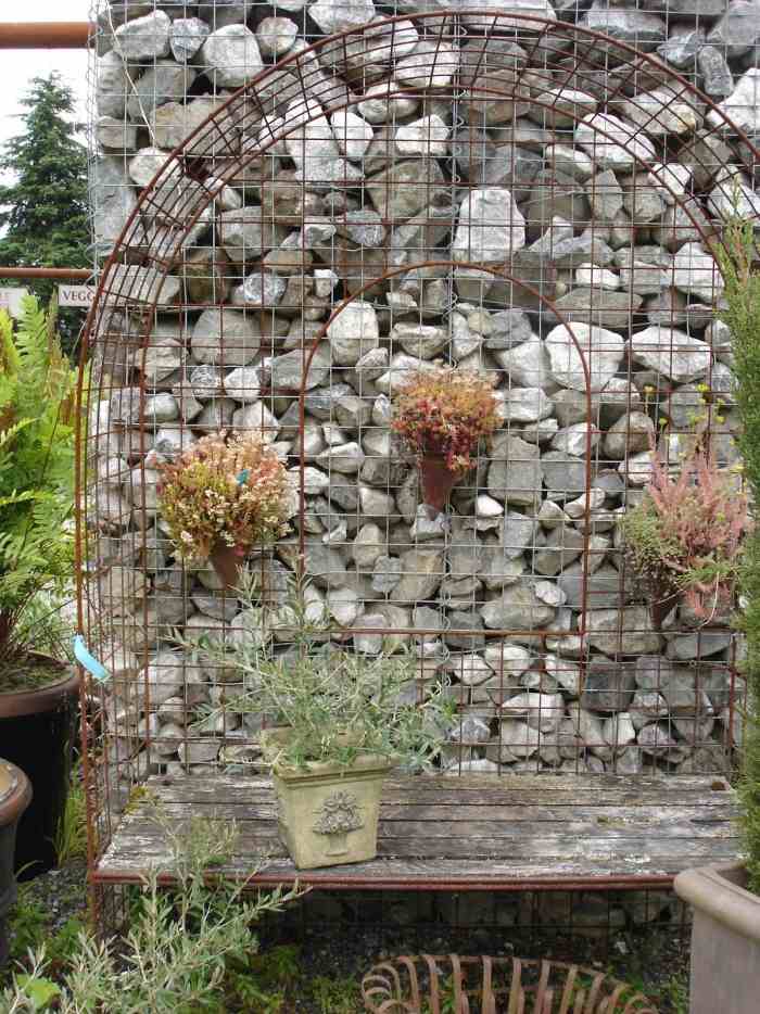 dekorative-Gestaltungselemente-Garten-Zaun-Gabionen-Natursteinfüllung