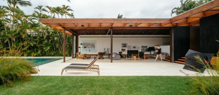 design idee terrasse offenes wohnzimmer pool liegestühle rasen