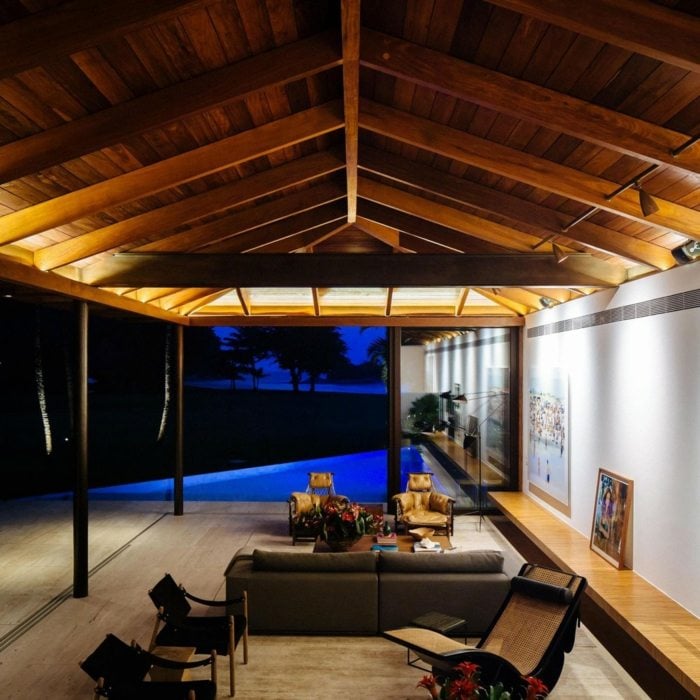 design terrasse überdachung holz sofa liegestuhl pool nacht