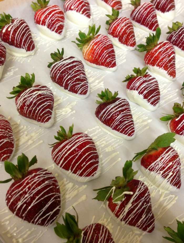 Dessert Tisch mit Erdbeeren - Inspirationen für die Hochzeit