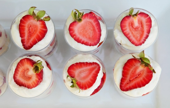 dessert tisch mit erdbeeren hochzeit feiern