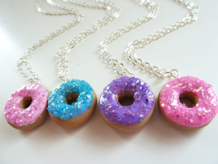 Schmuck aus Modelliermasse - donuts-glitzer-pink-blau-fimo-kette-suess