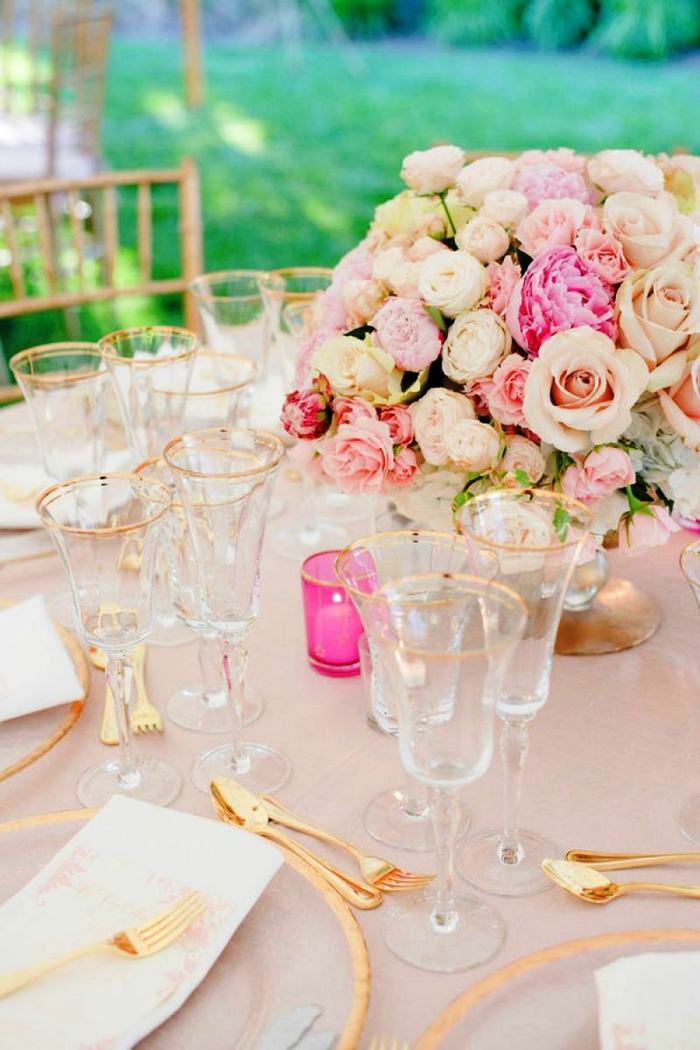 elegante tischdeko zur hochzeit im frühling gold rosa rosen