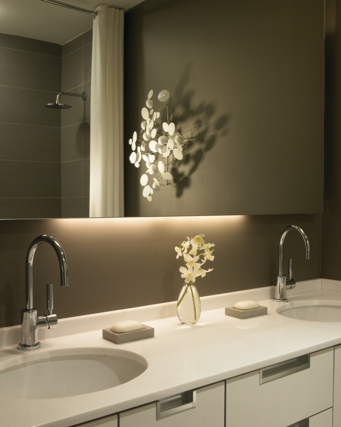 elegantes badezimmer design spiegel beleuchtung rueckseite weisse konsole
