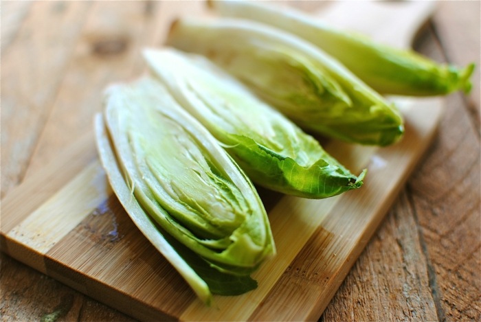 endivie blattsalat pflanzen bleichen salat zubereiten holzbrett