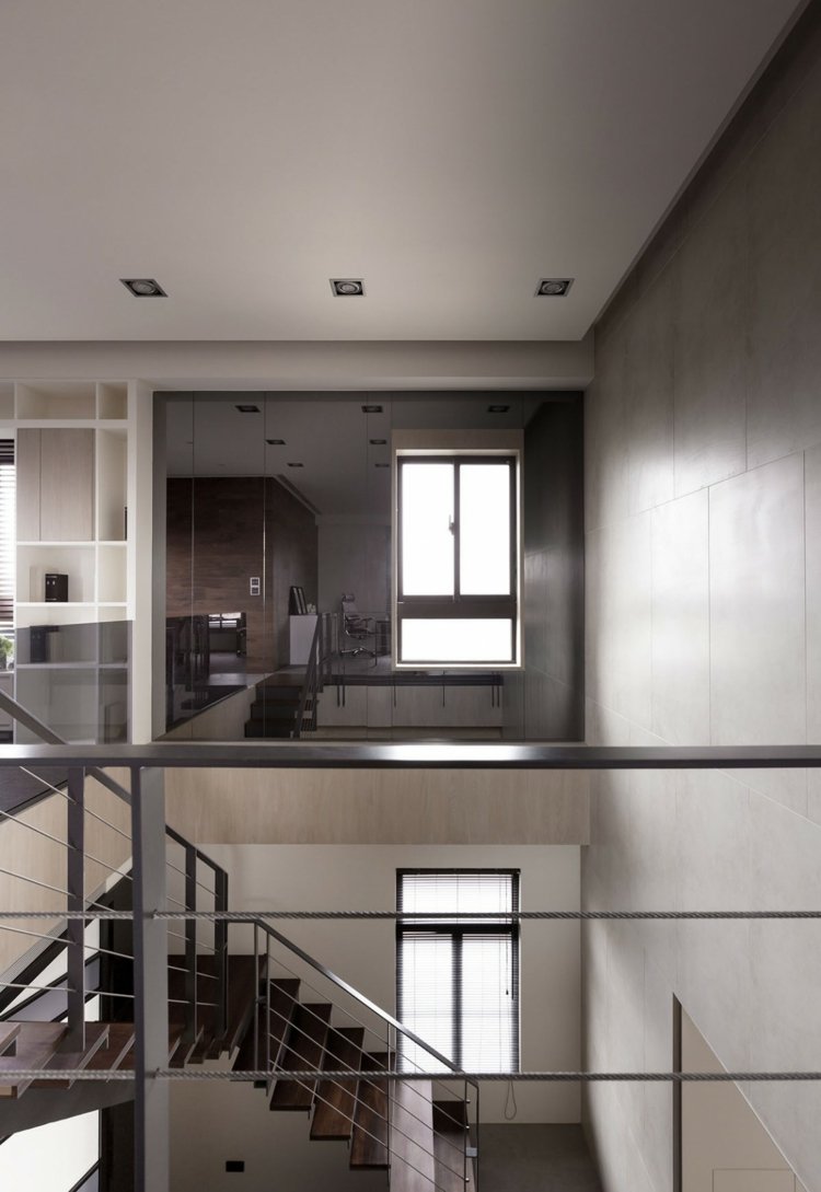 etage zwei treppe fenster graues interieur design gelaender