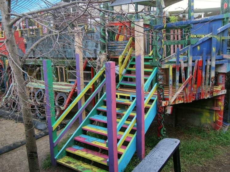 farbiges-Haus-mit-Treppe-Baum