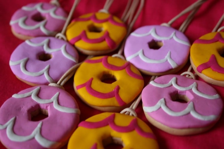 figuren-modelliermasse-donuts-rosa-gelb-glasur