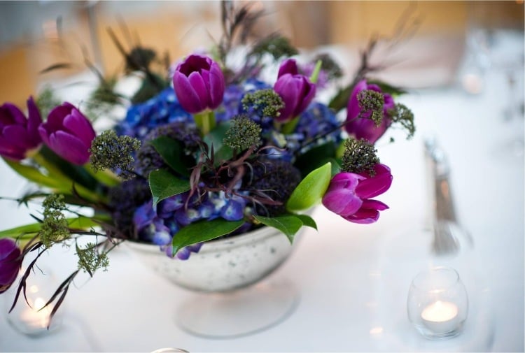 Frühlingsdeko mit Tulpen -lila-tulpen-blaue-hortensien-tisch
