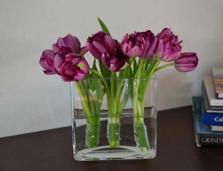 fruehlingsdeko-lila-tulpen-glasvase-arrangieren